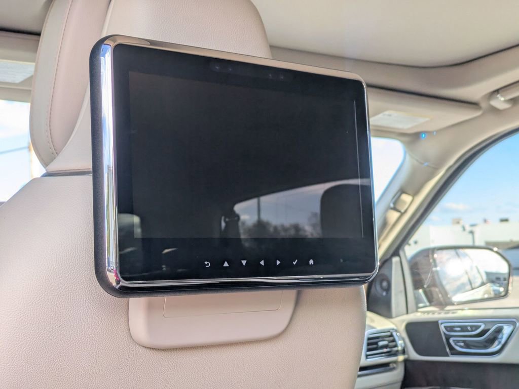 Used 2018 Lincoln Navigator L Reserve w/ Technology Package image 12