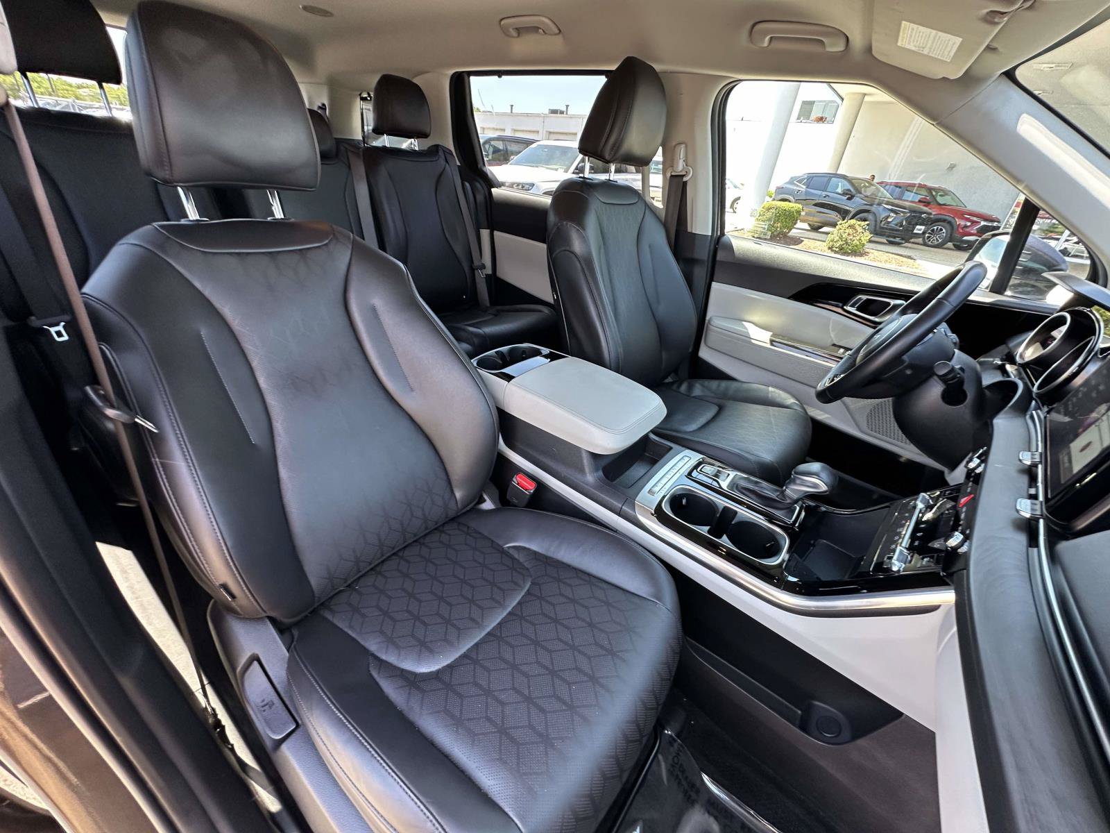 Used 2024 Kia Carnival EX FWD image 21