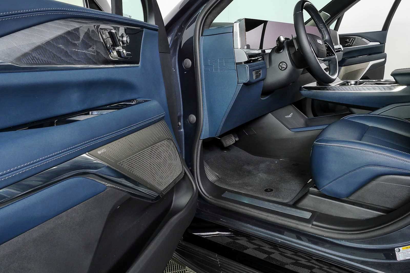 Certified 2025 Cadillac Escalade IQ Luxury 2 w/ LPO, Premium Carpet Package AWD/4WD image 5