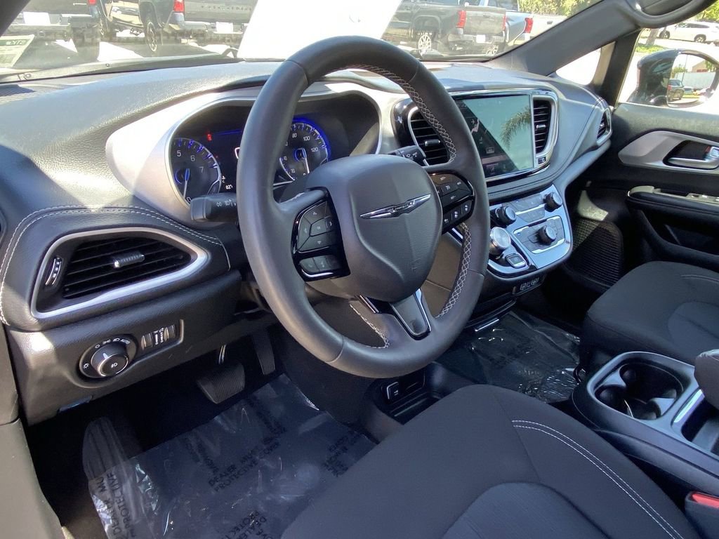 Used 2024 Chrysler Pacifica Touring FWD image 21