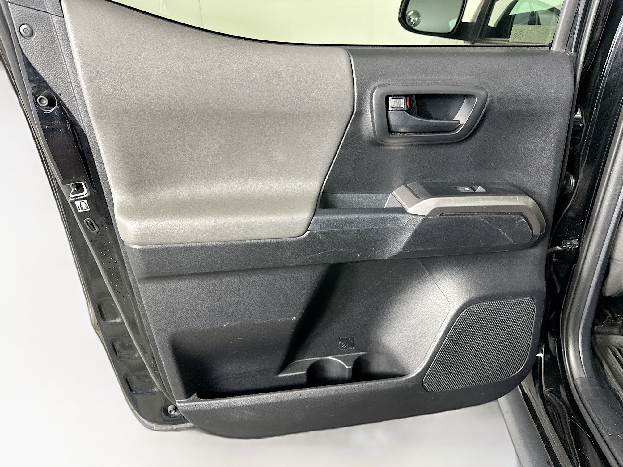 Used 2018 Toyota Tacoma SR5 RWD image 25