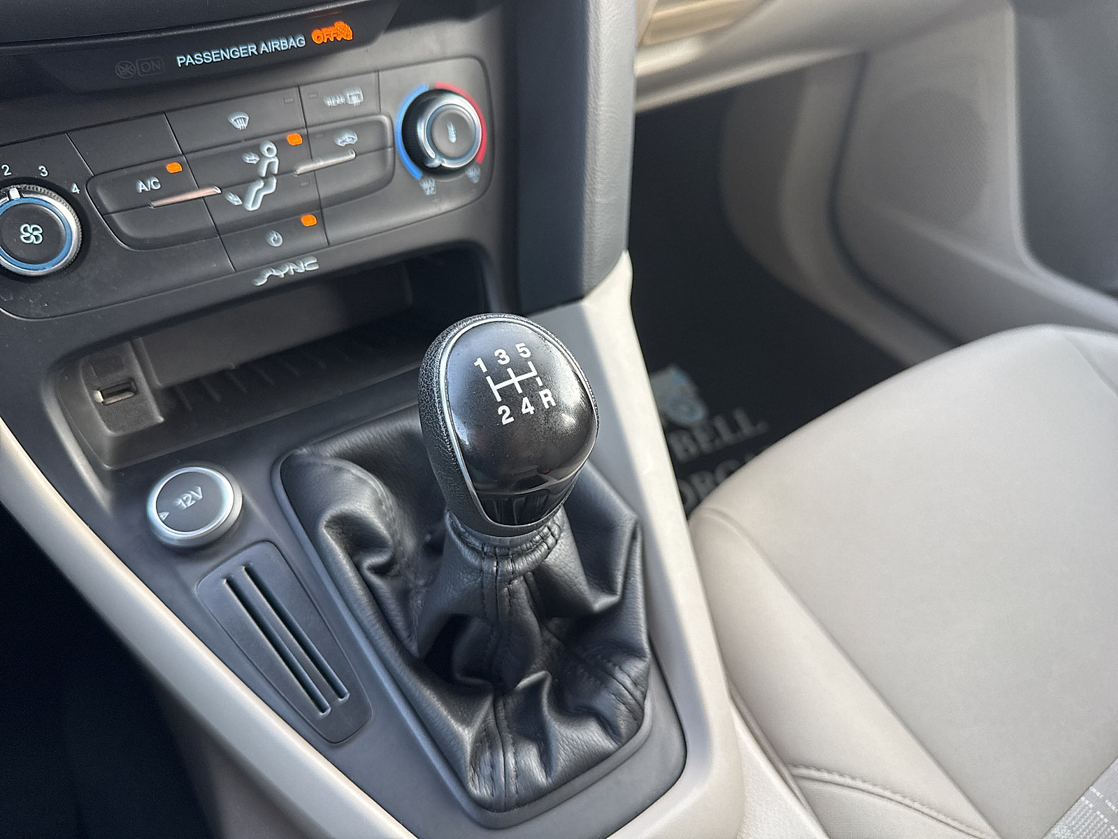 Used 2016 Ford Focus SE w/ SE Power Seat Package FWD image 31