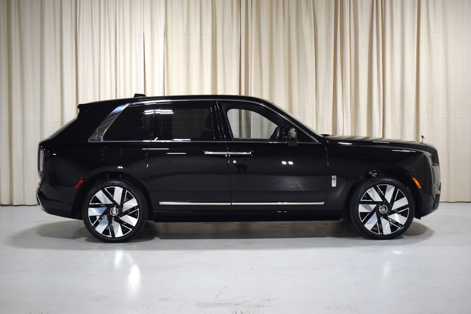 New 2026 Rolls-Royce Cullinan AWD/4WD image 13