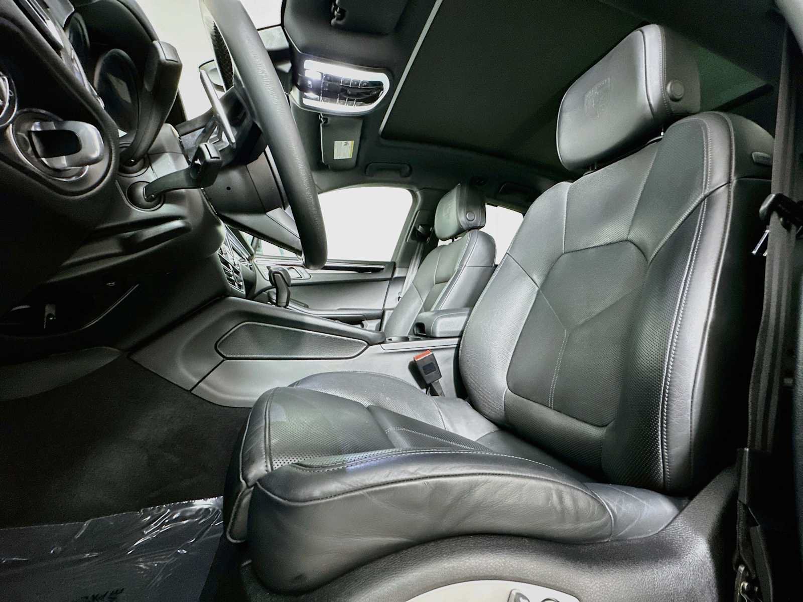 Certified 2023 Porsche Macan AWD/4WD image 5