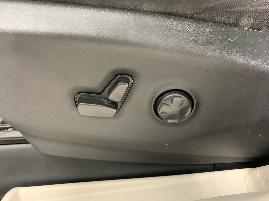 Used 2023 Chrysler Voyager LX image 19