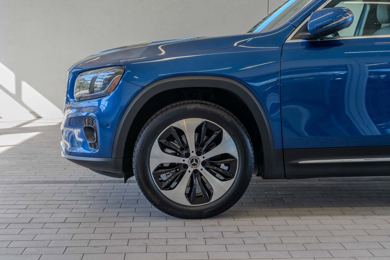 Used 2025 Mercedes-Benz GLB 250 4MATIC image 4