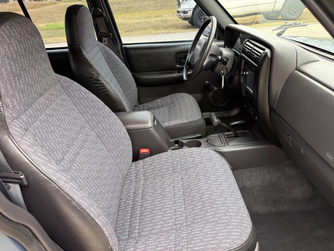 Used 1999 Jeep Cherokee SE image 37