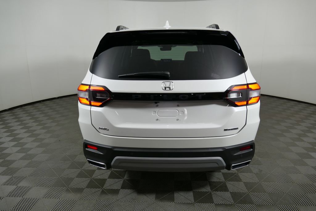 Used 2025 Honda Pilot Touring image 4