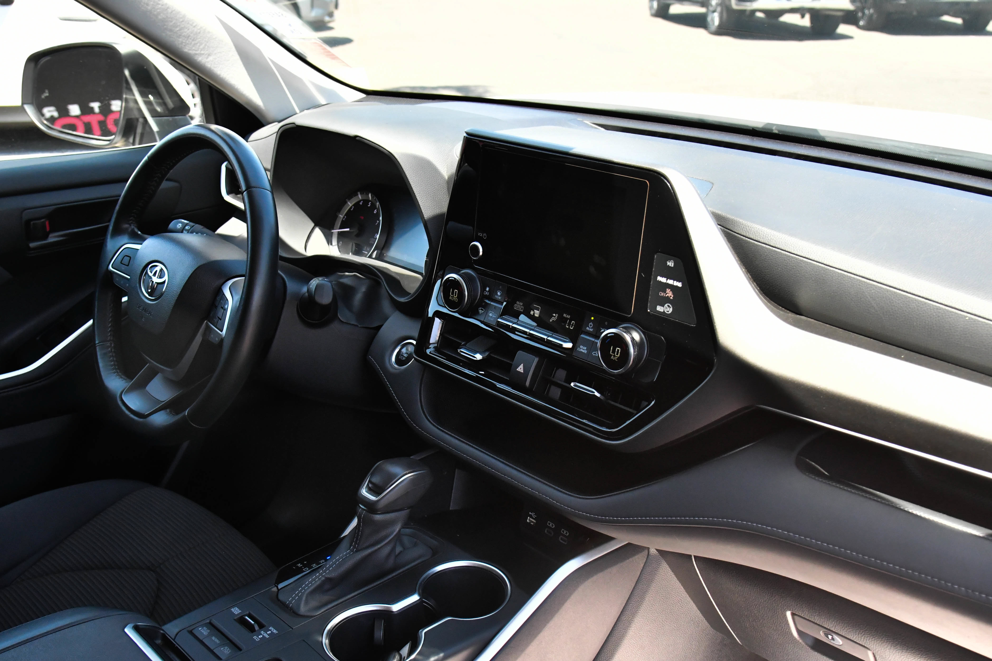 Used 2024 Toyota Highlander LE AWD/4WD image 47