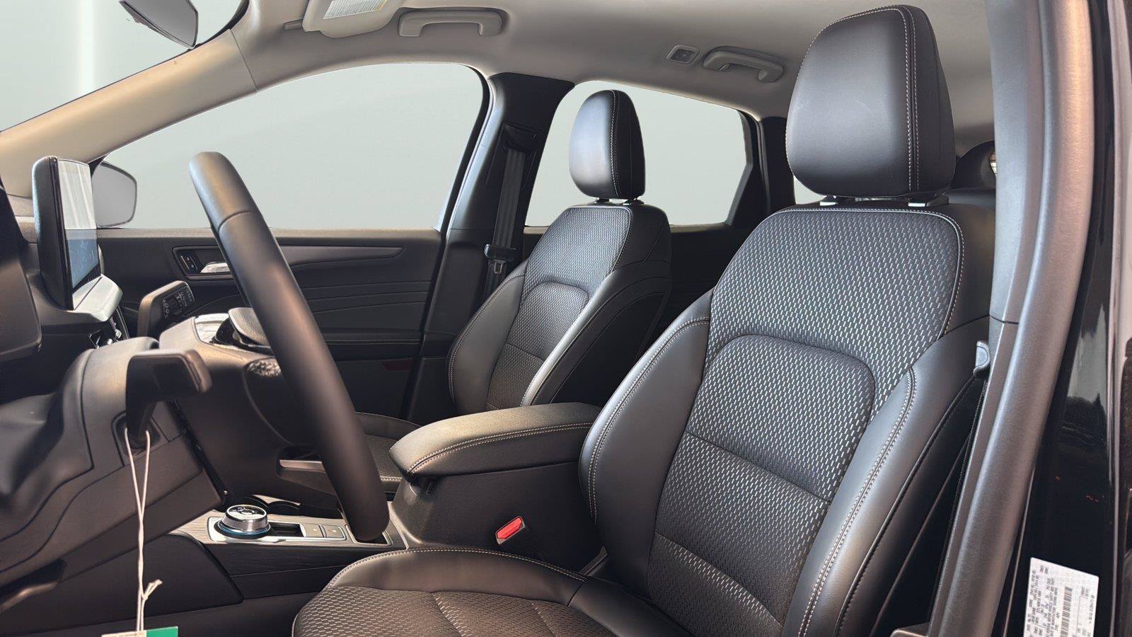 New 2025 Ford Escape SE FWD image 11