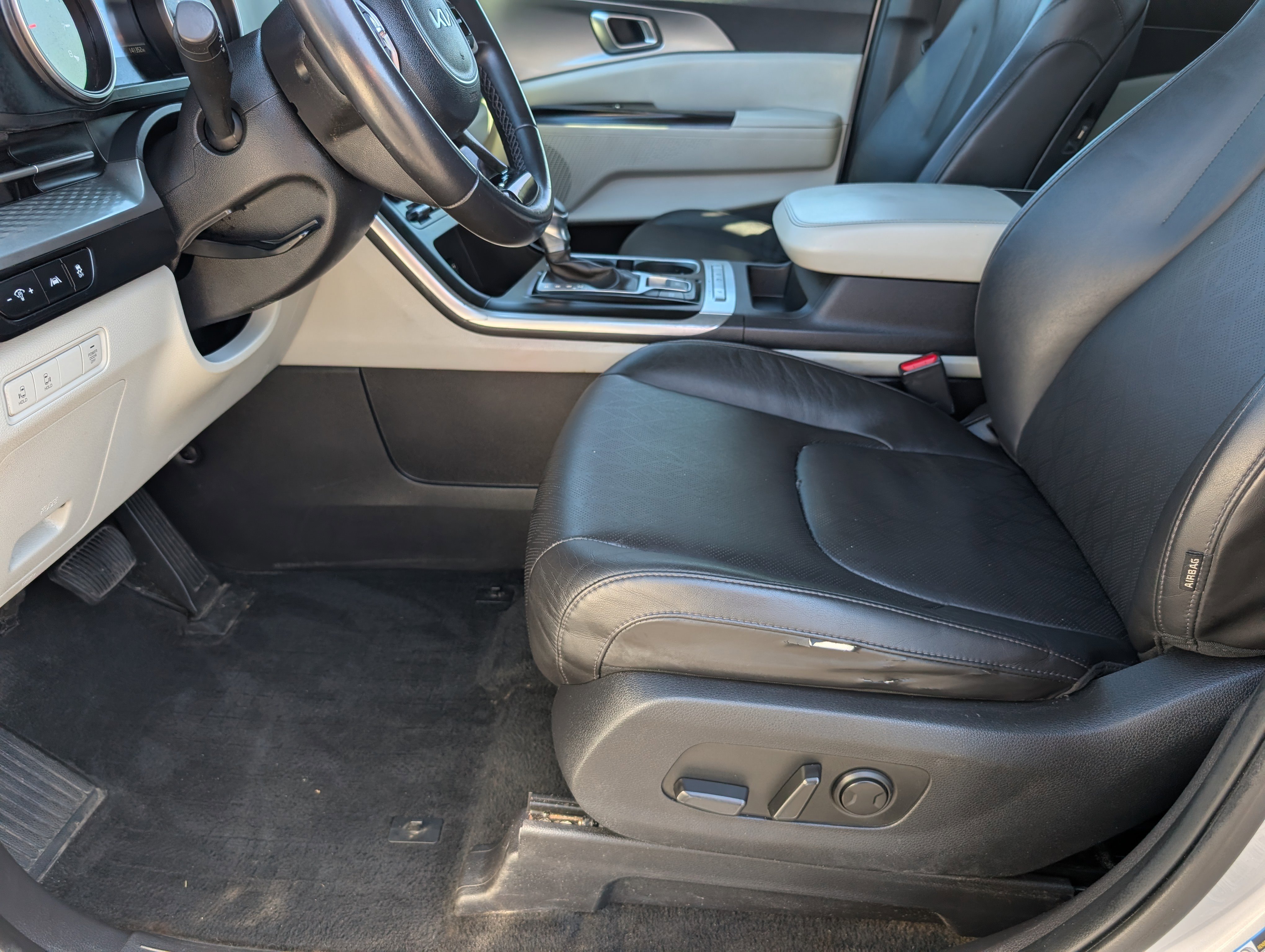 Used 2023 Kia Carnival LX image 15