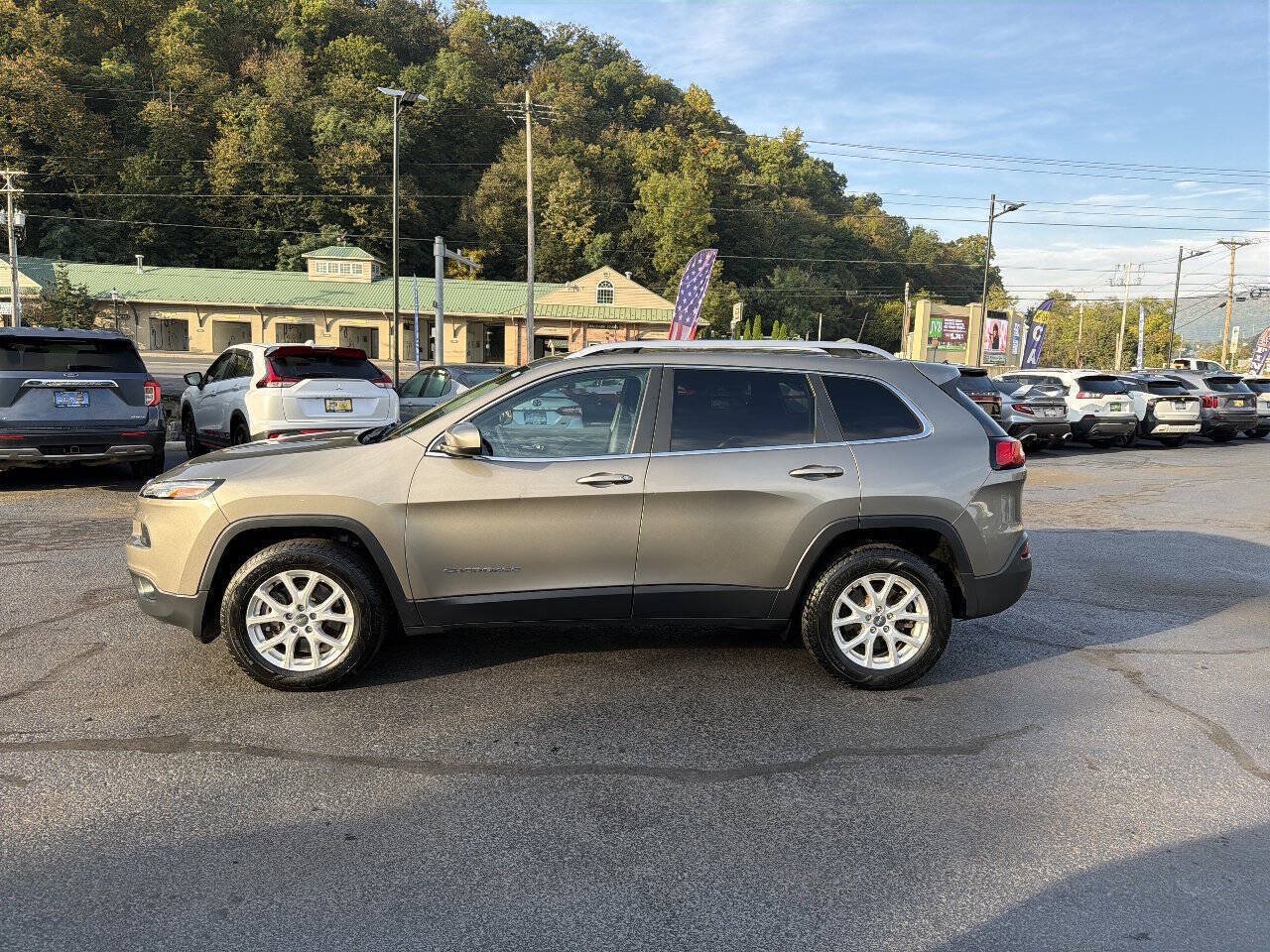 Used 2016 Jeep Cherokee Latitude w/ Cold Weather Group AWD/4WD image 5