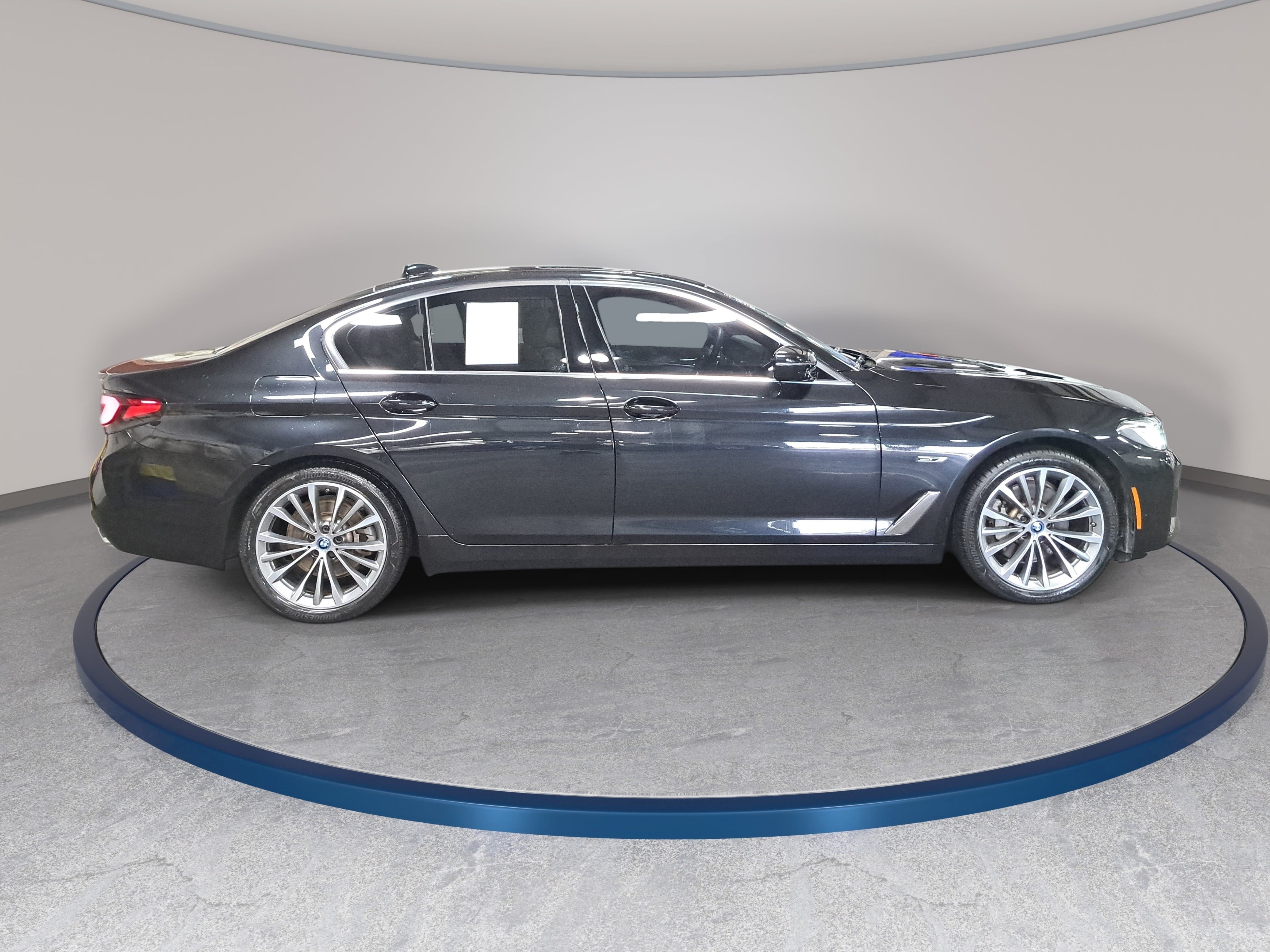 Used 2023 BMW 530e xDrive w/ Premium Package AWD/4WD image 4