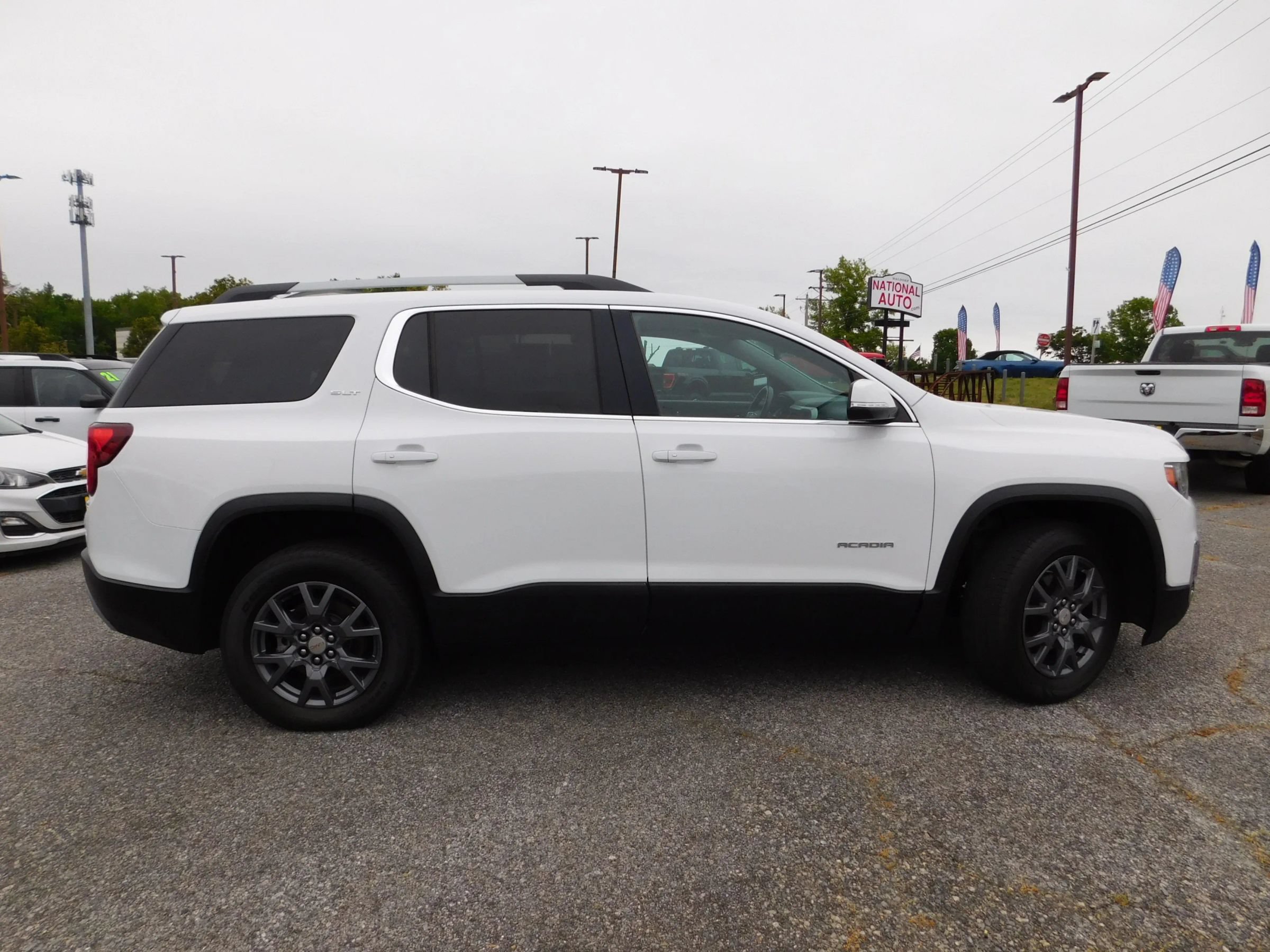 Used 2023 GMC Acadia SLT FWD image 4