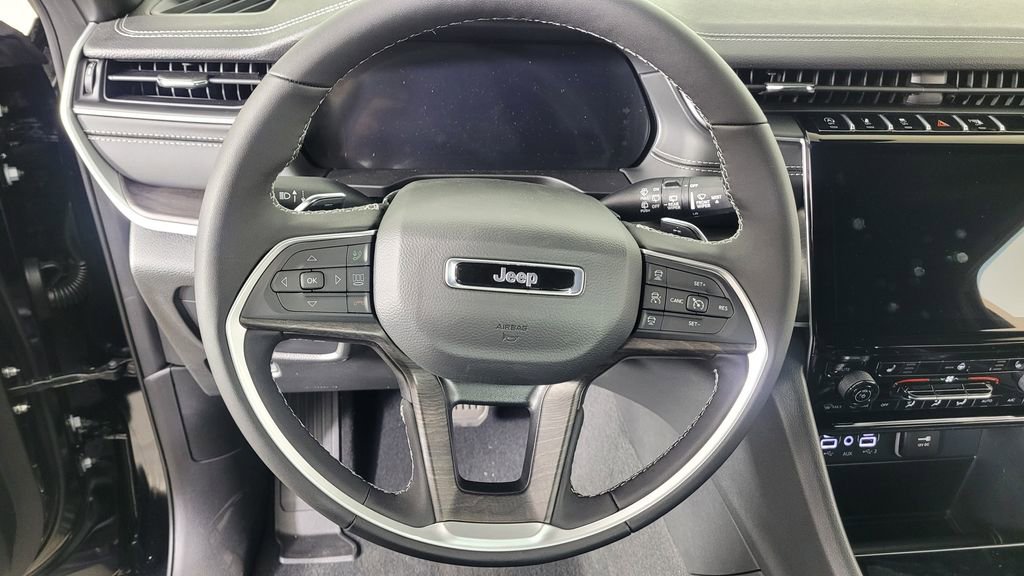 New 2025 Jeep Grand Cherokee Limited w/ Black Appearance Package image 16