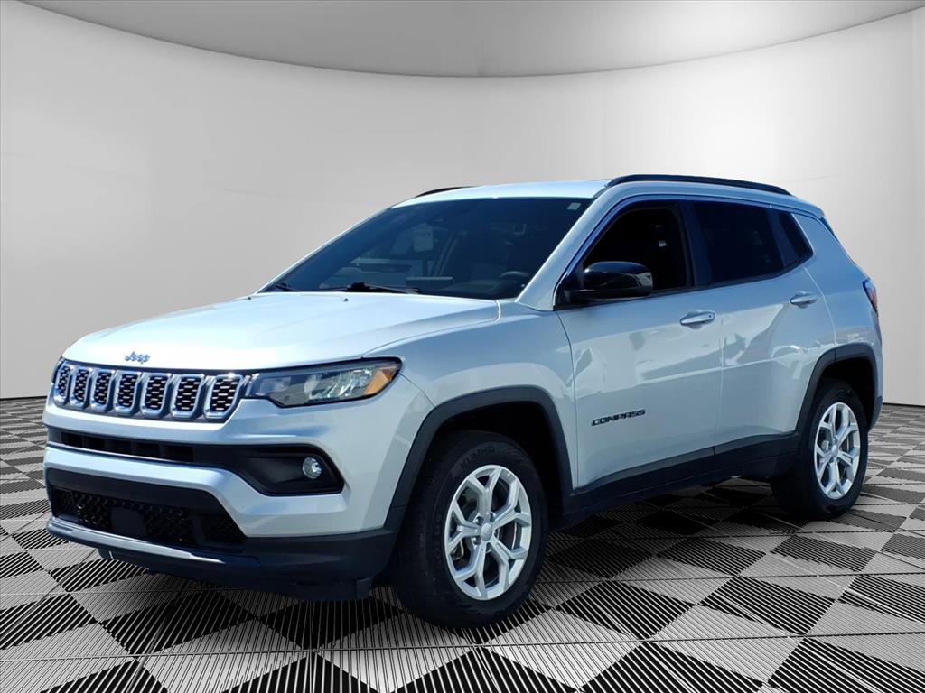 Used 2024 Jeep Compass Latitude image 4