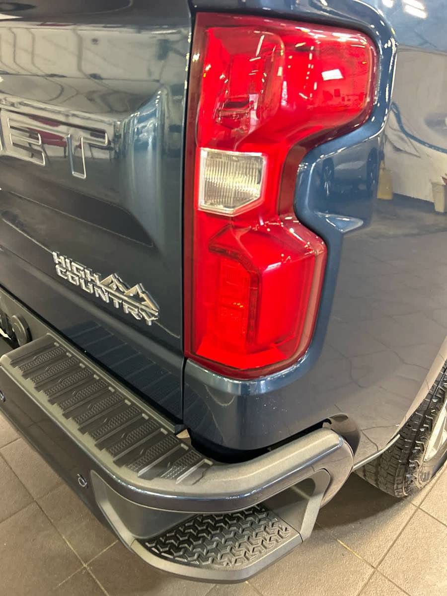 Used 2019 Chevrolet Silverado 1500 High Country w/ Technology Package AWD/4WD image 6