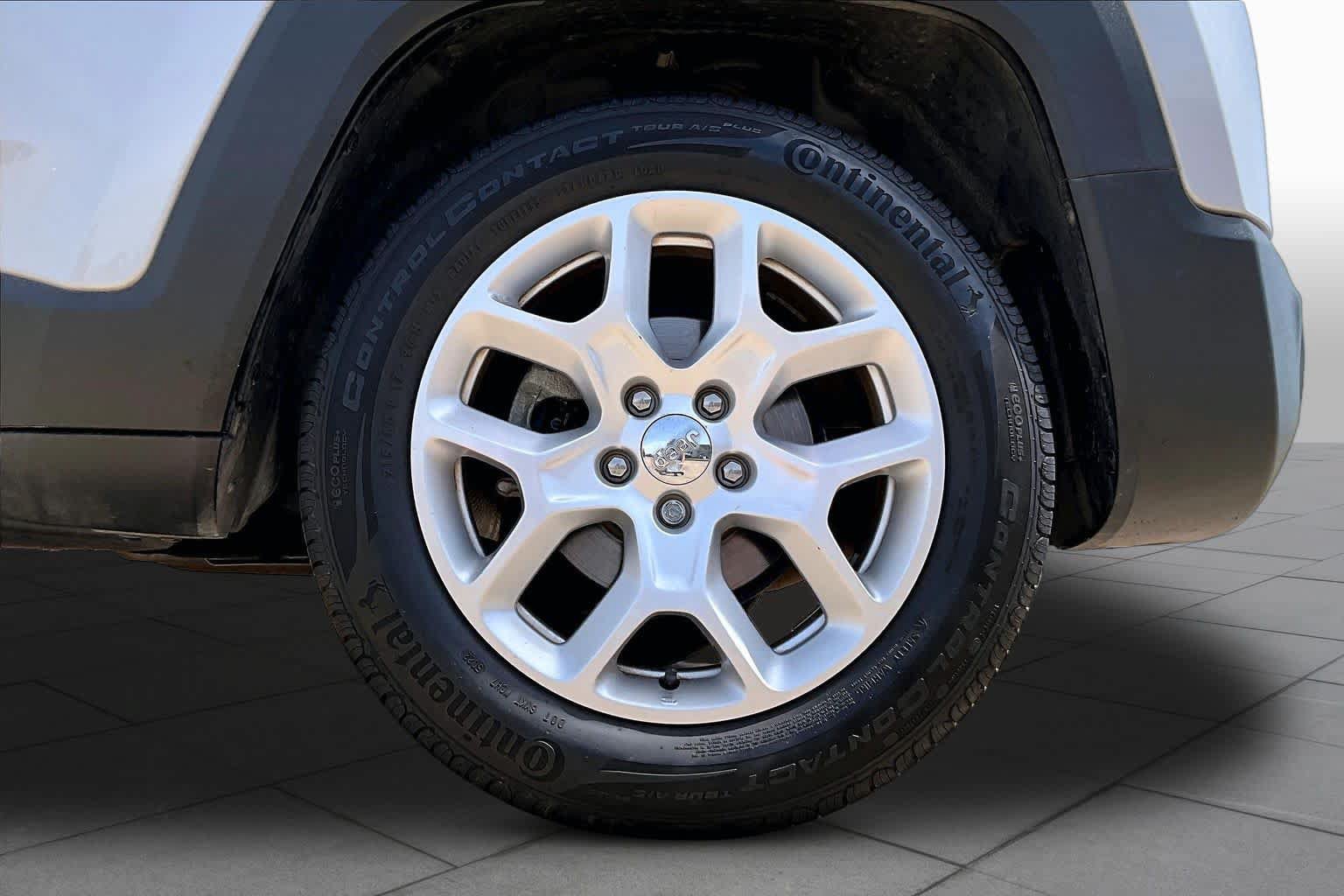 Used 2018 Jeep Renegade Latitude FWD image 11