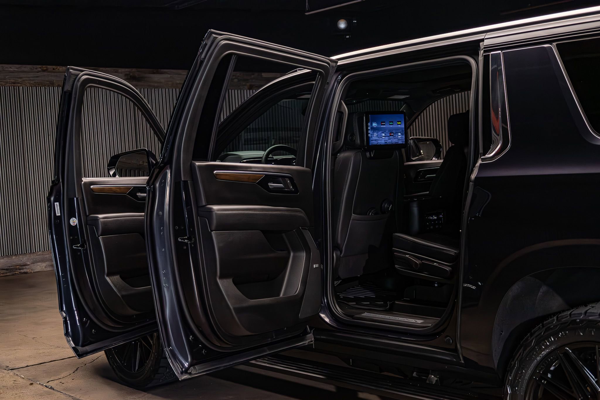 Used 2025 Chevrolet Suburban High Country AWD/4WD image 29