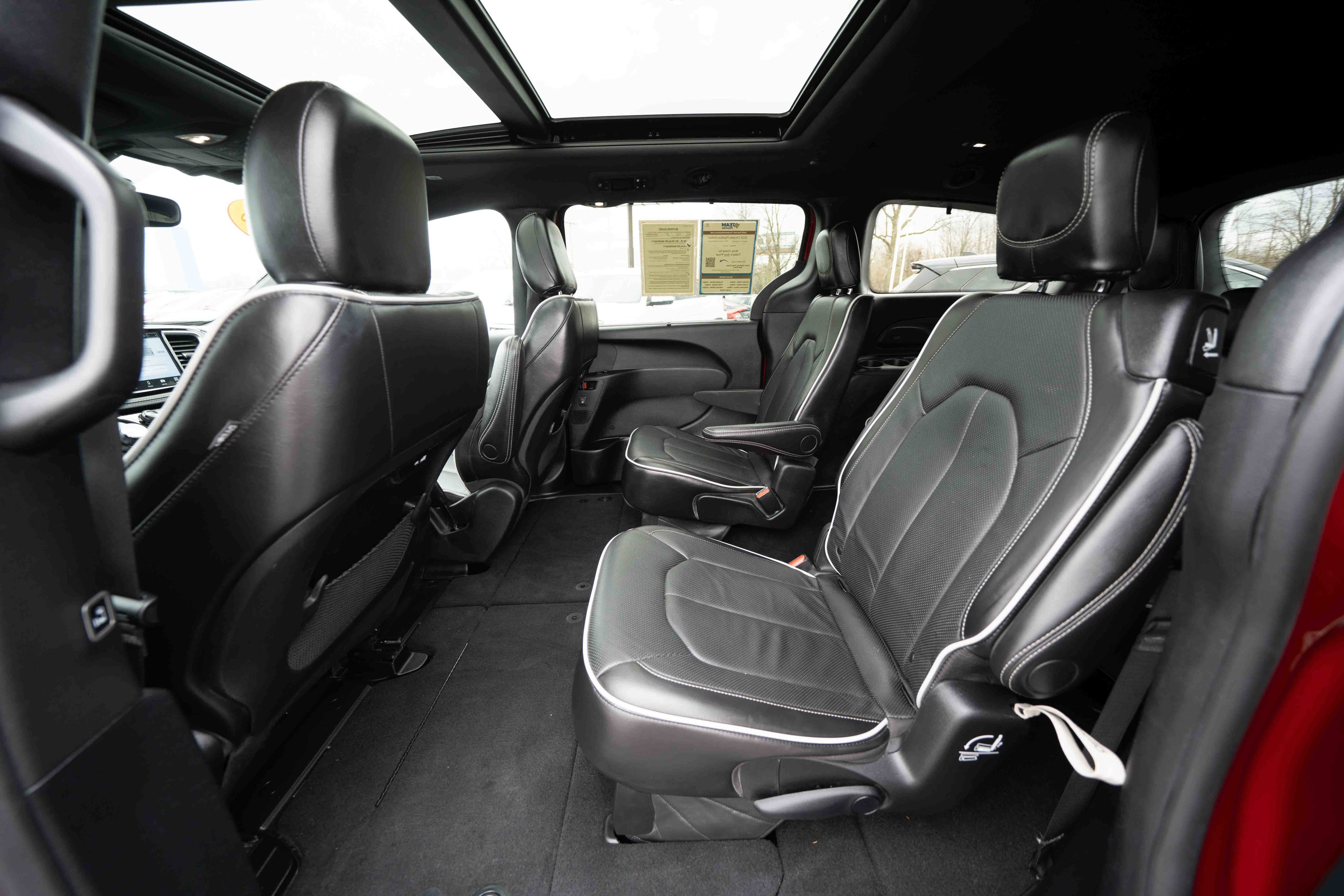 Used 2025 Chrysler Pacifica Limited FWD image 23
