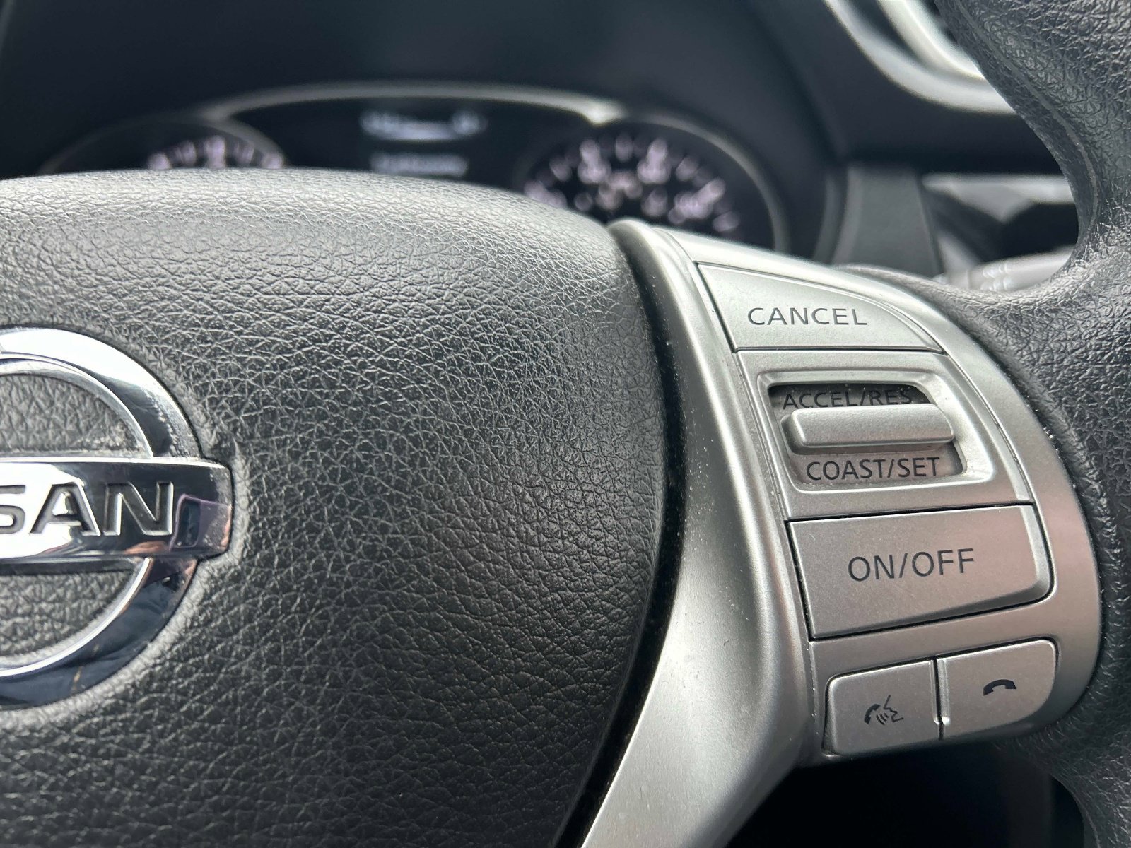 Used 2015 Nissan Rogue SV image 24