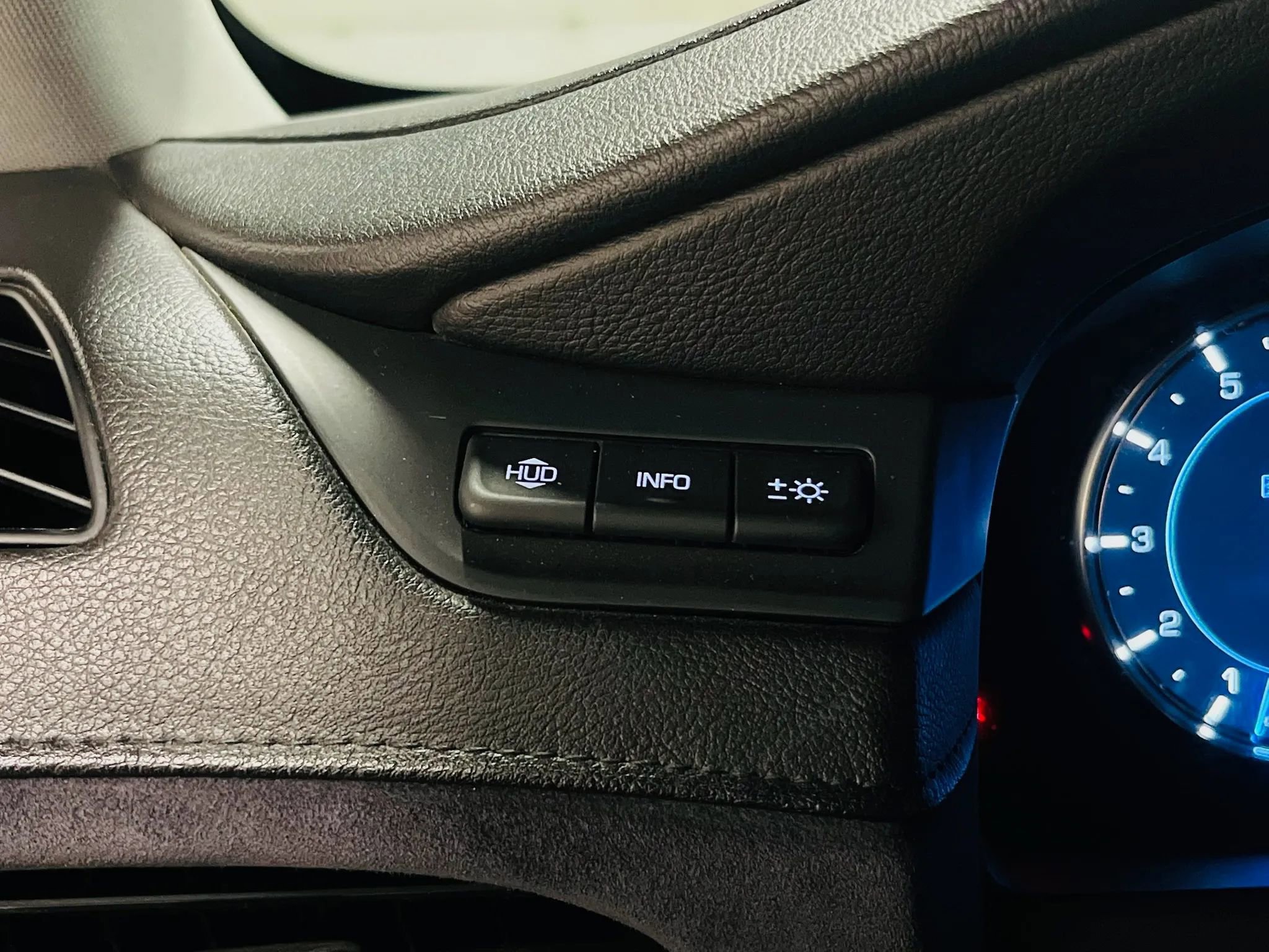 Used 2018 Cadillac Escalade Premium Luxury image 39