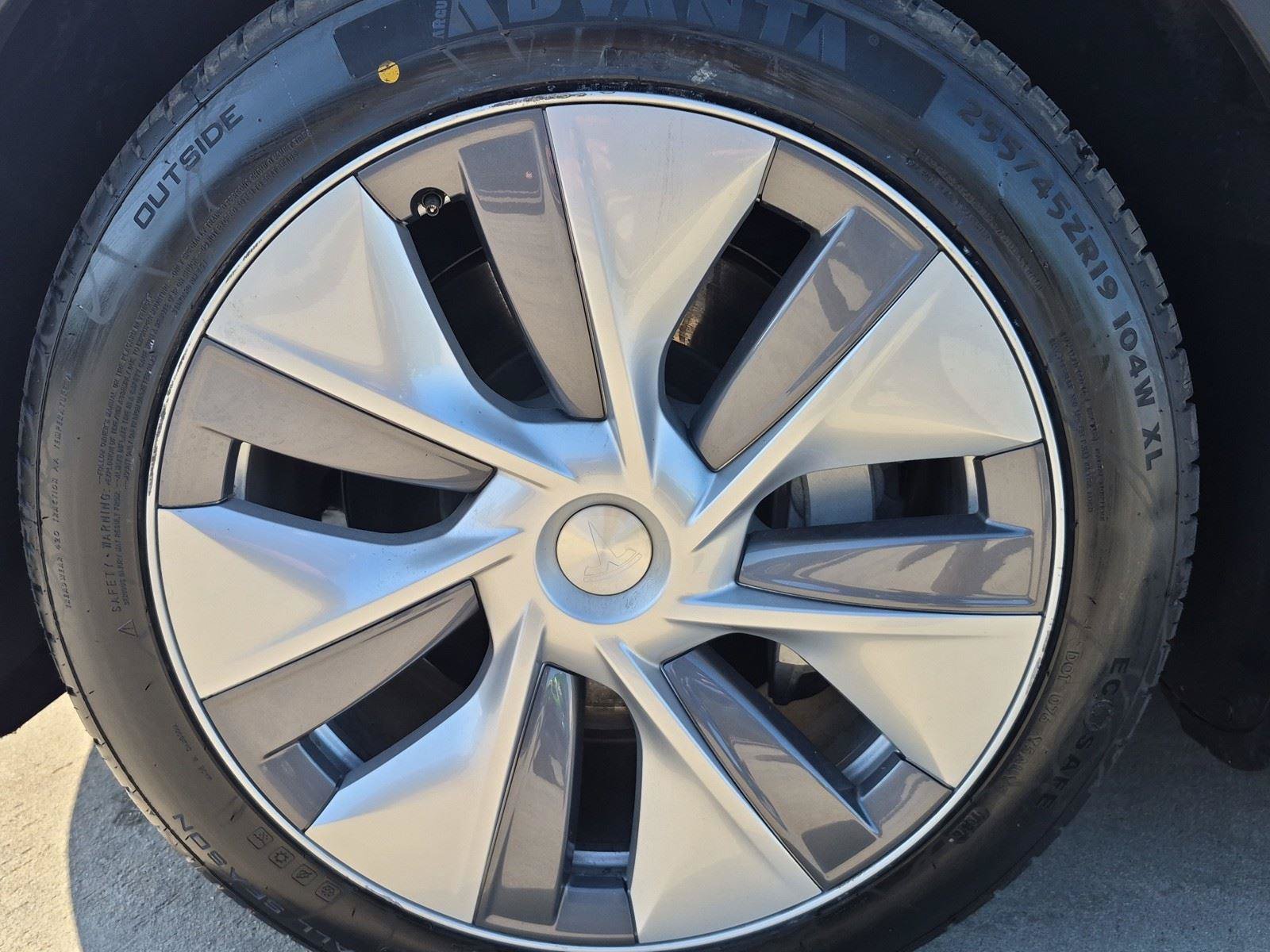 Used 2023 Tesla Model Y AWD image 15