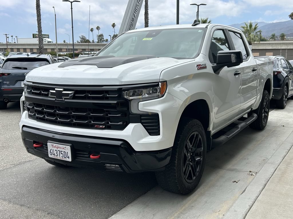 Used 2025 Chevrolet Silverado 1500 LT Trail Boss w/ Convenience Package II AWD/4WD image 2