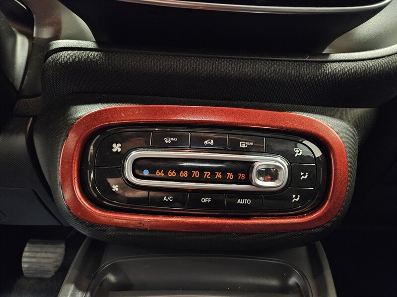 Used 2017 smart fortwo pure RWD image 32