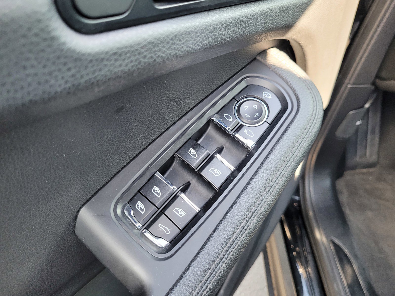 Used 2020 Porsche Macan w/ Premium Package image 26