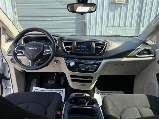 Used 2018 Chrysler Pacifica Touring Plus w/ Tire & Wheel Group FWD image 21