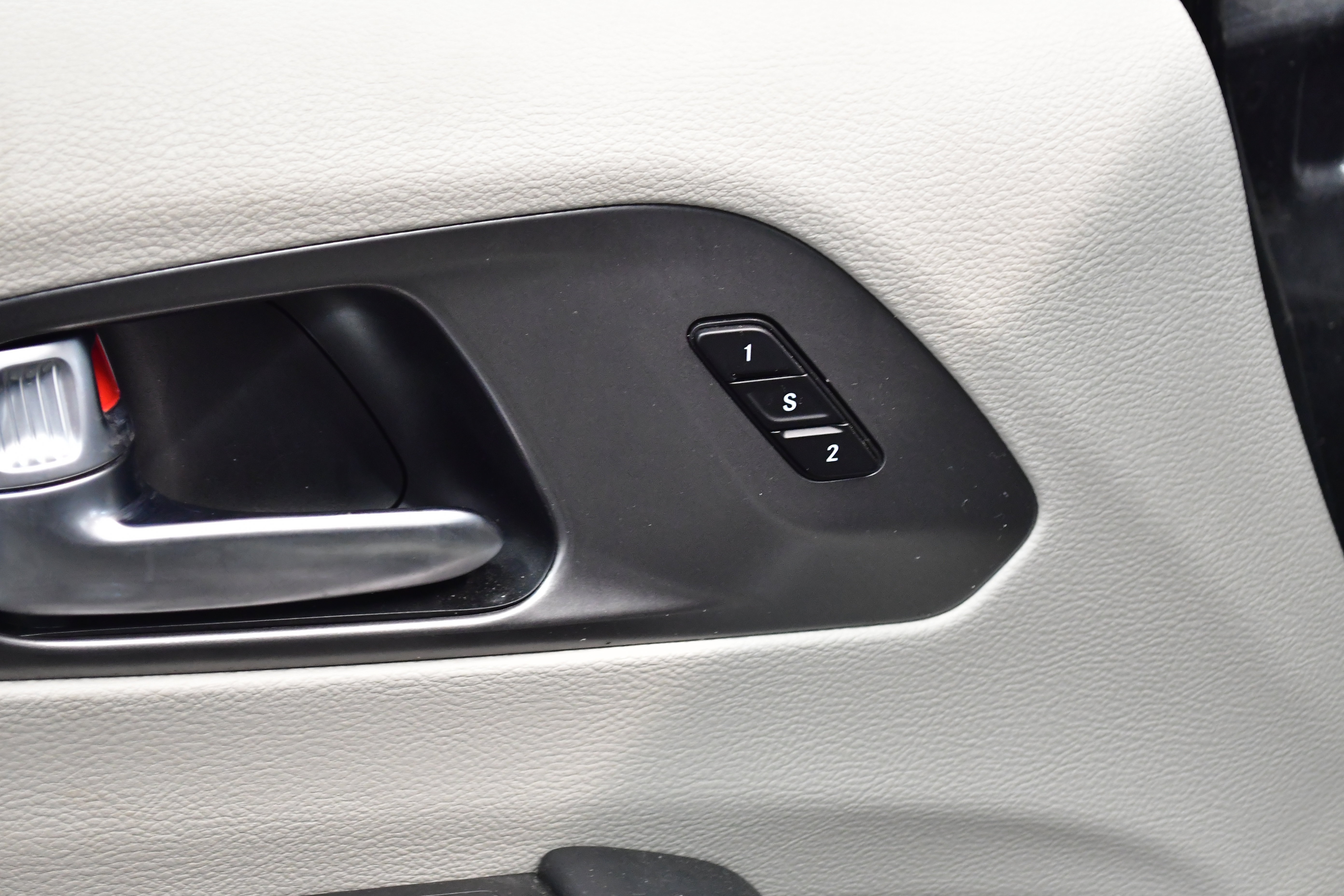 Used 2023 Chrysler Pacifica Touring-L FWD image 18