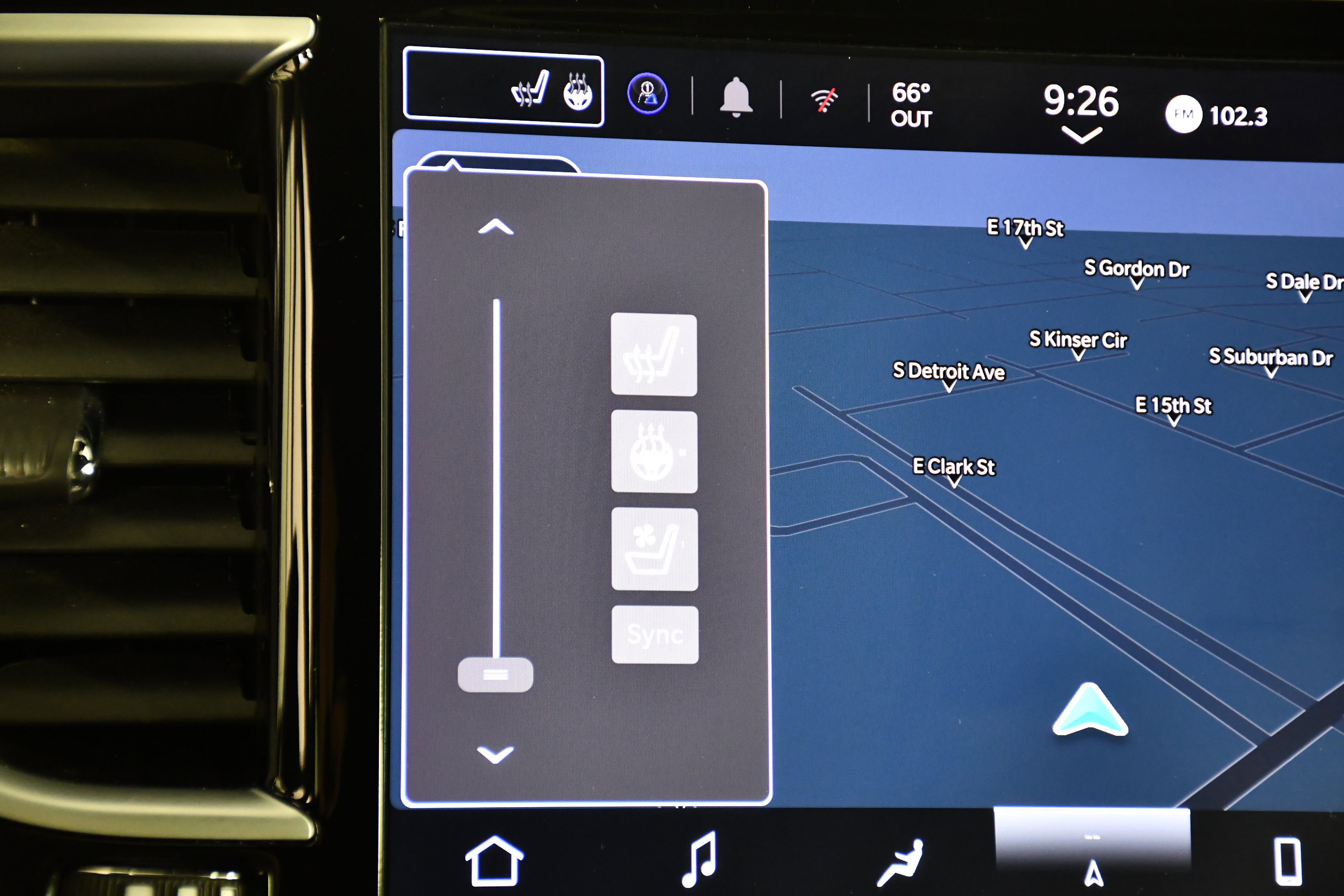 Used 2025 Chrysler Pacifica Limited image 28