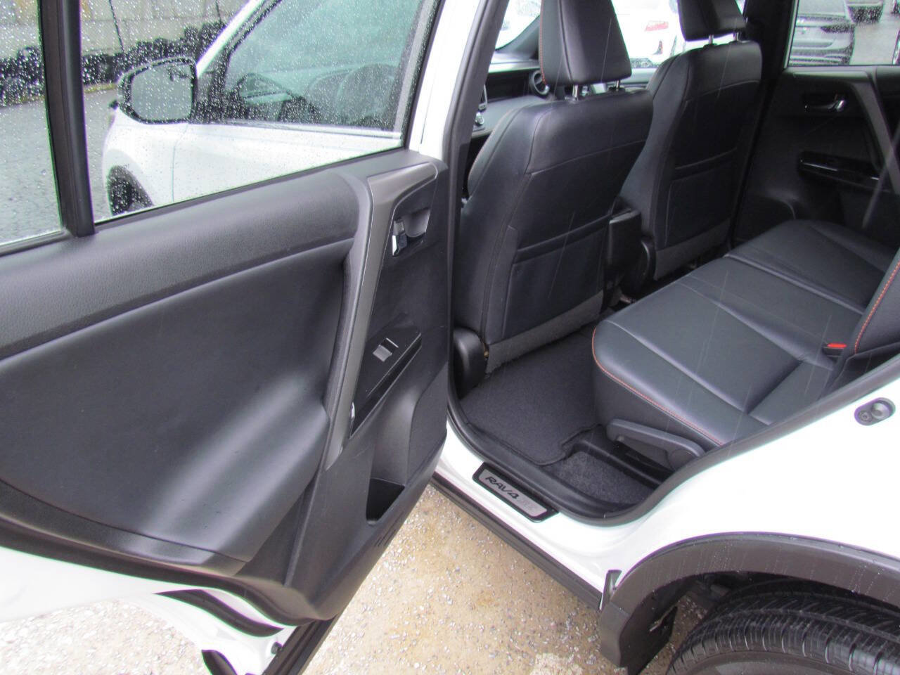 Used 2016 Toyota RAV4 SE image 12