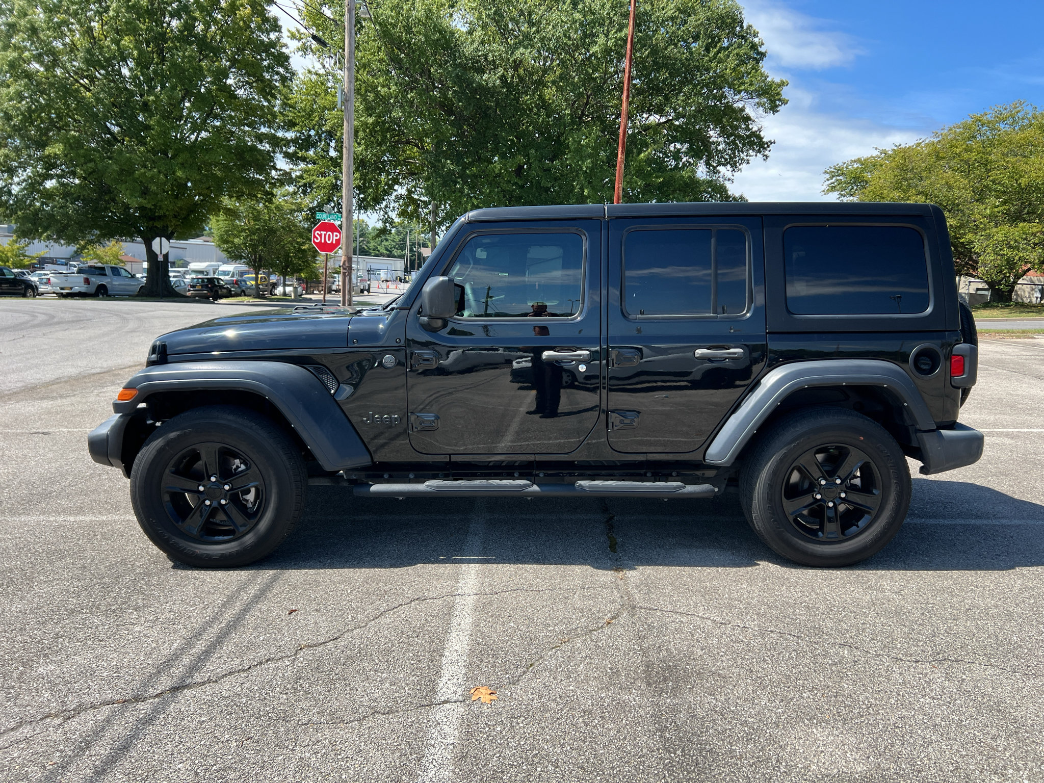 Used 2023 Jeep Wrangler Unlimited Sport AWD/4WD image 8