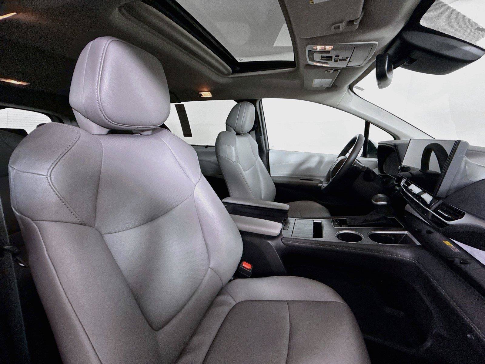 Certified 2025 Toyota Sienna XLE FWD image 42