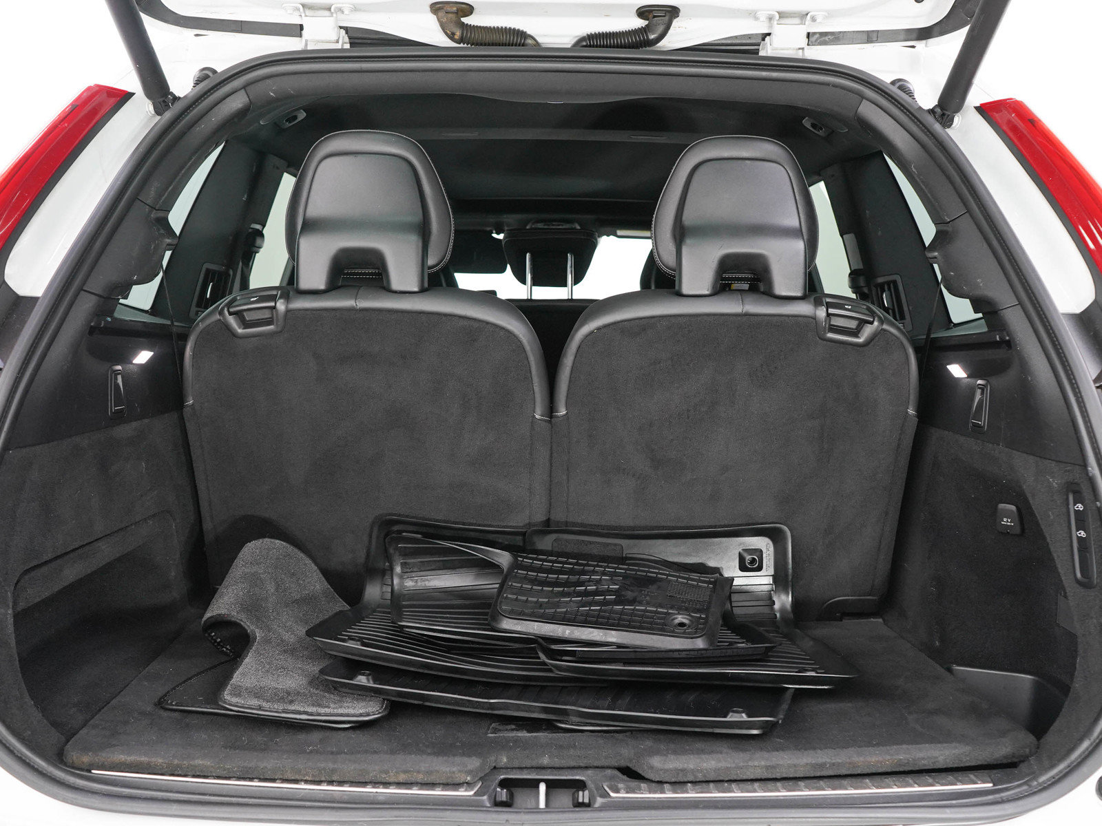 Used 2019 Volvo XC90 T8 R-Design w/ Advanced Package AWD/4WD image 9