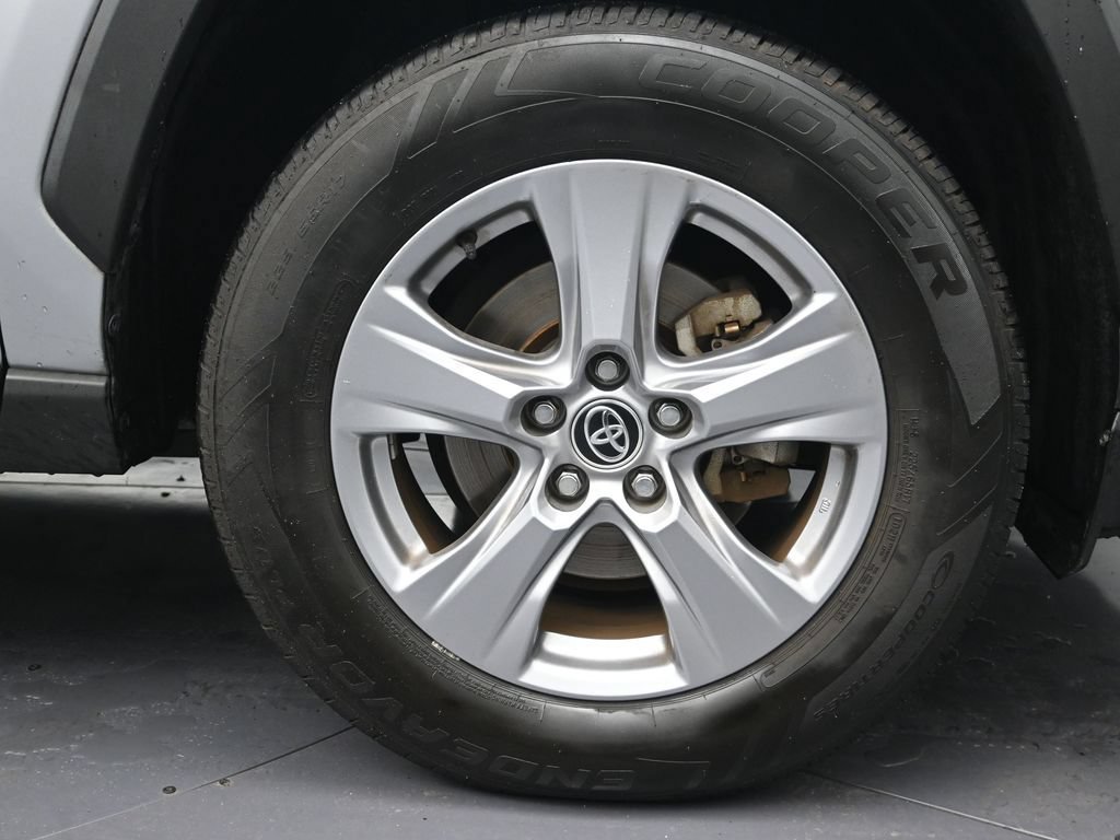 Used 2022 Toyota RAV4 LE AWD/4WD image 10