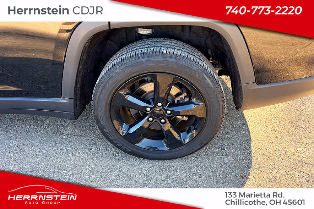 Used 2023 Jeep Grand Cherokee L Laredo AWD/4WD image 24