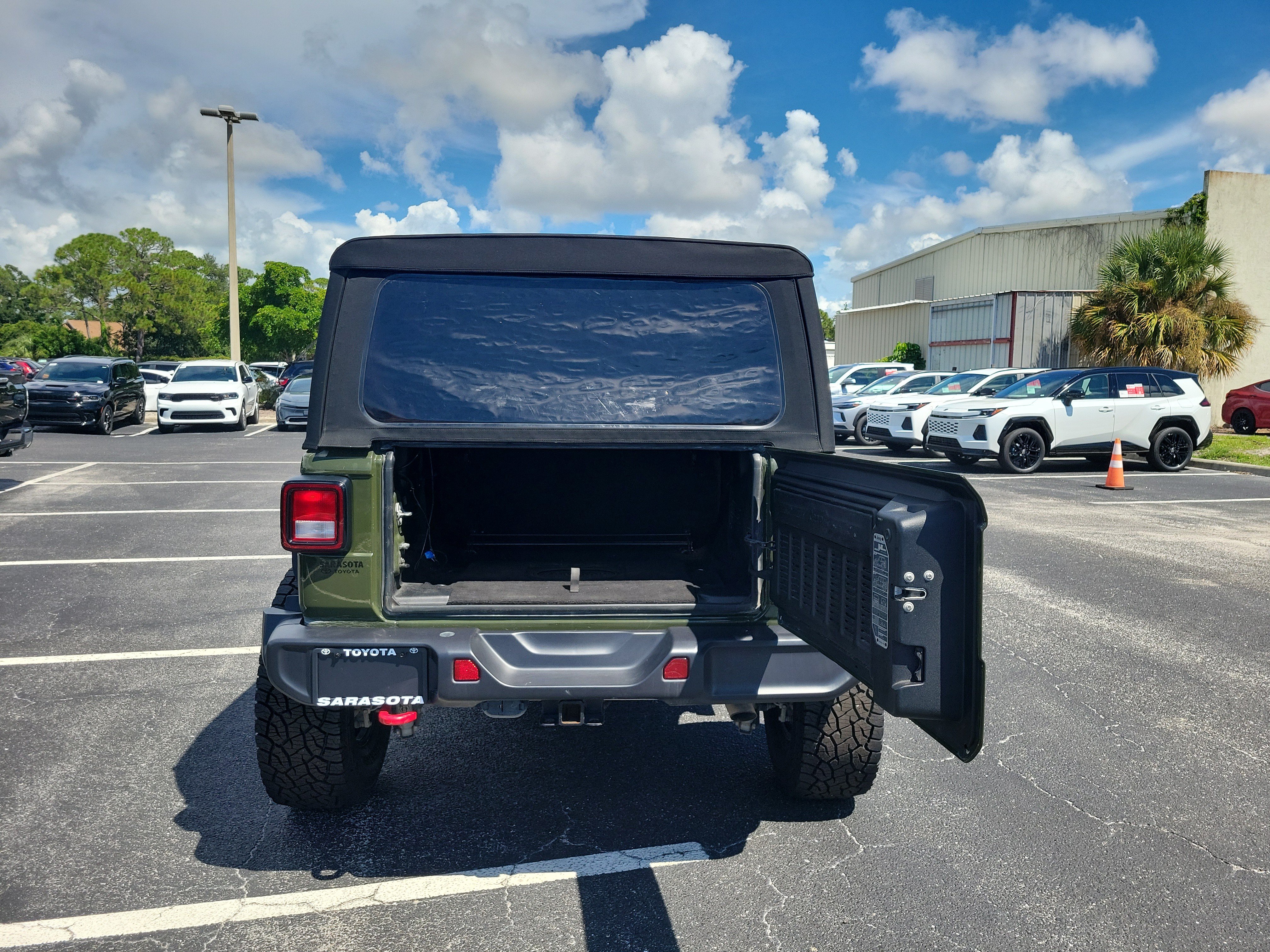 Used 2023 Jeep Wrangler Rubicon AWD/4WD image 9