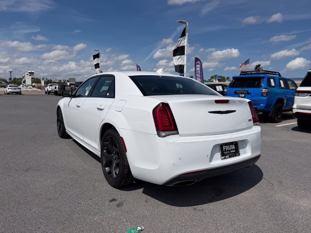 Used 2022 Chrysler 300 Touring L RWD image 7