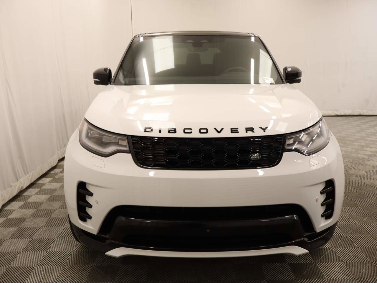 Used 2024 Land Rover Discovery Dynamic SE image 4