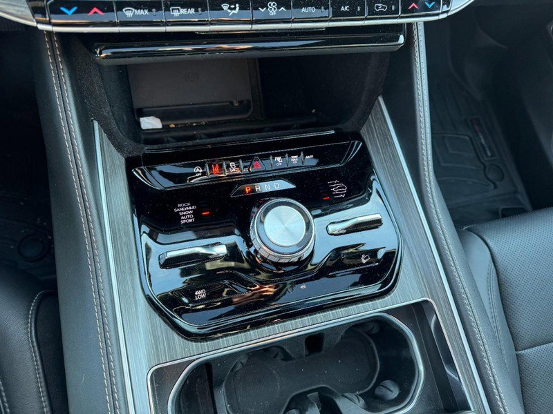 Used 2023 Jeep Wagoneer Series III w/ Premium Group I image 17