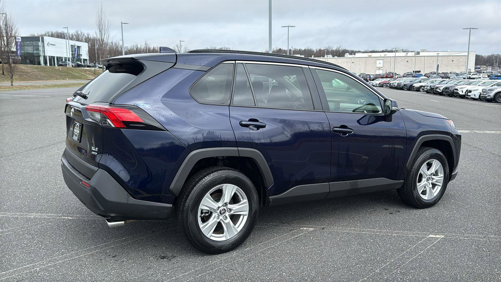 Used 2020 Toyota RAV4 XLE w/ XLE Grade Weather Package image 5