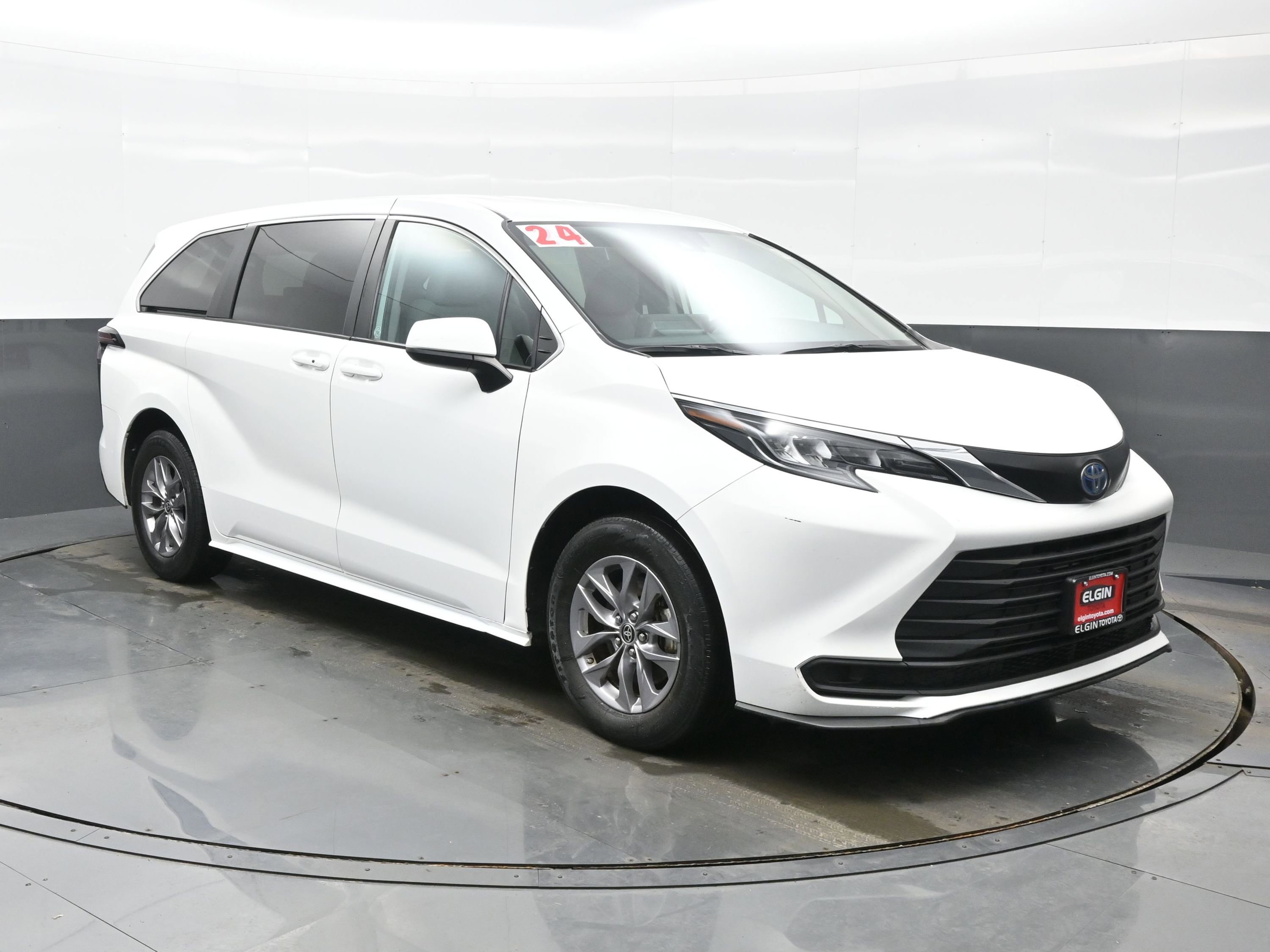 Used 2024 Toyota Sienna LE image 8
