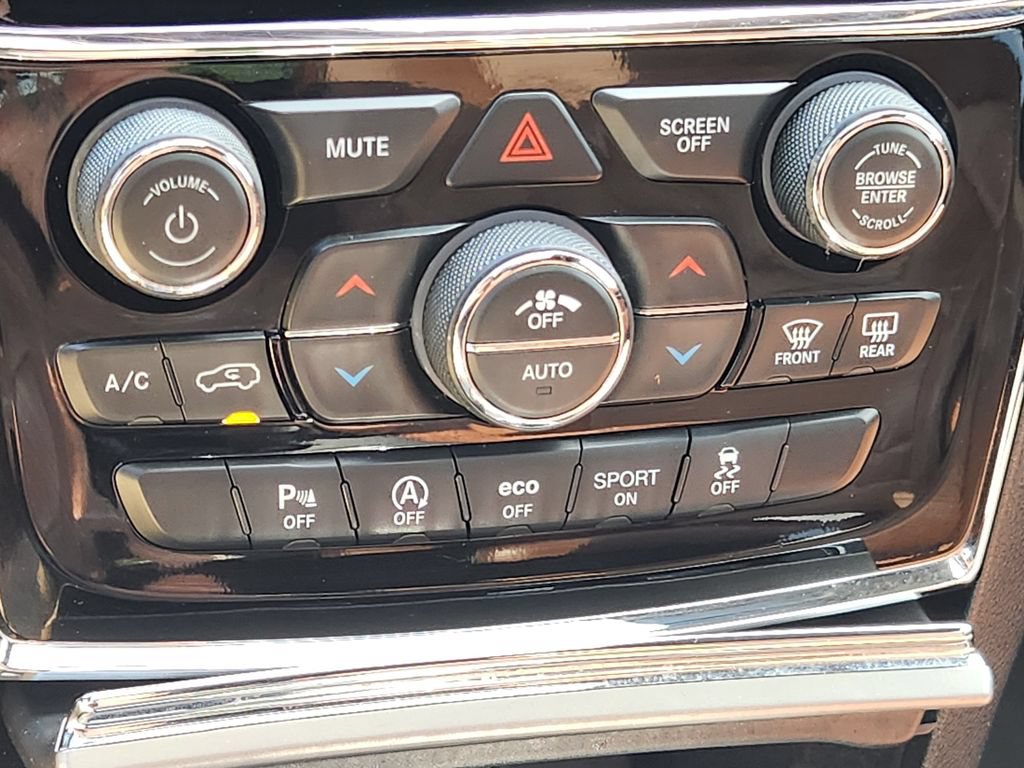 Used 2020 Jeep Grand Cherokee Overland AWD/4WD image 24