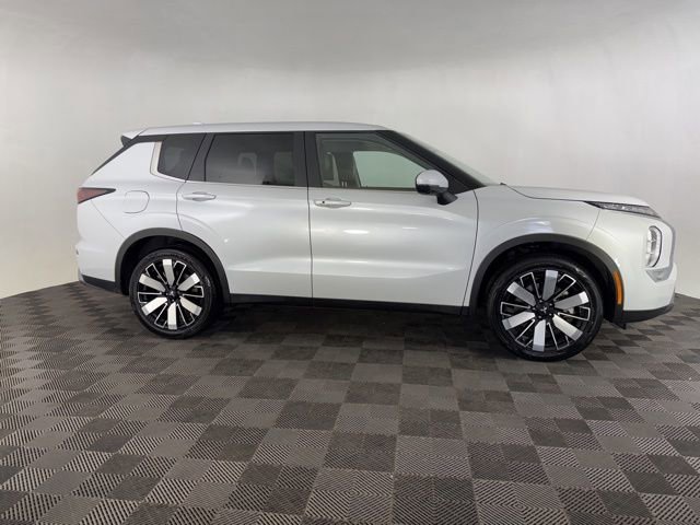 Used 2025 Mitsubishi Outlander SE image 7