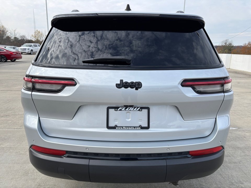 Used 2023 Jeep Grand Cherokee L Laredo image 16