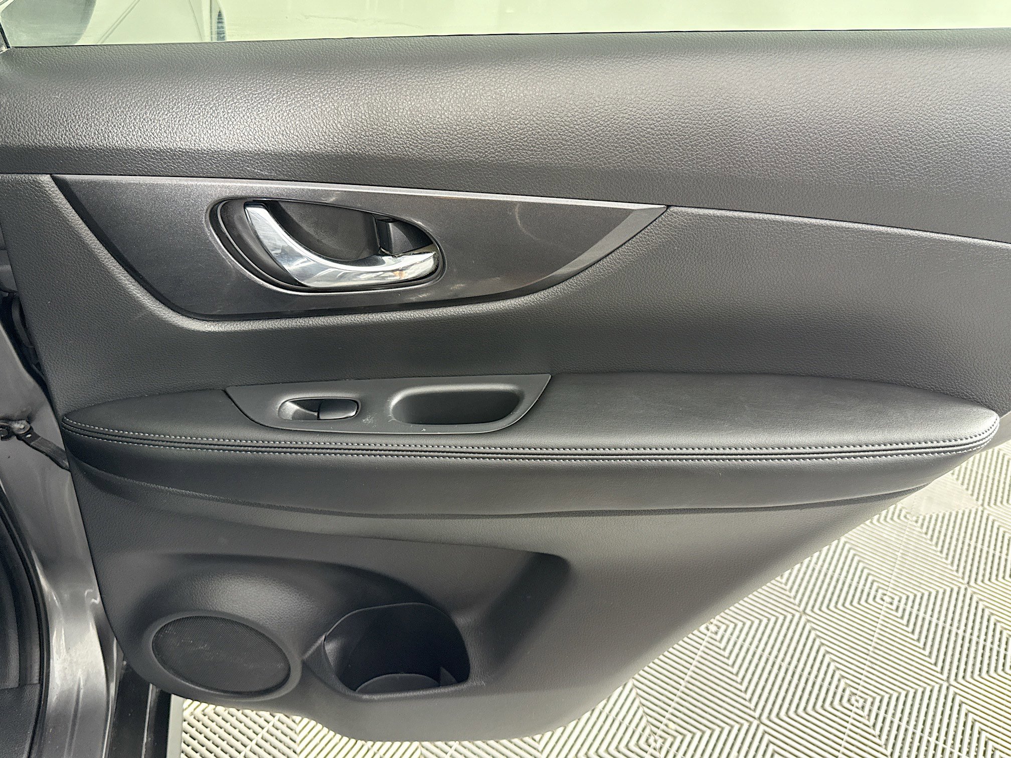 Used 2017 Nissan Rogue SV FWD image 27