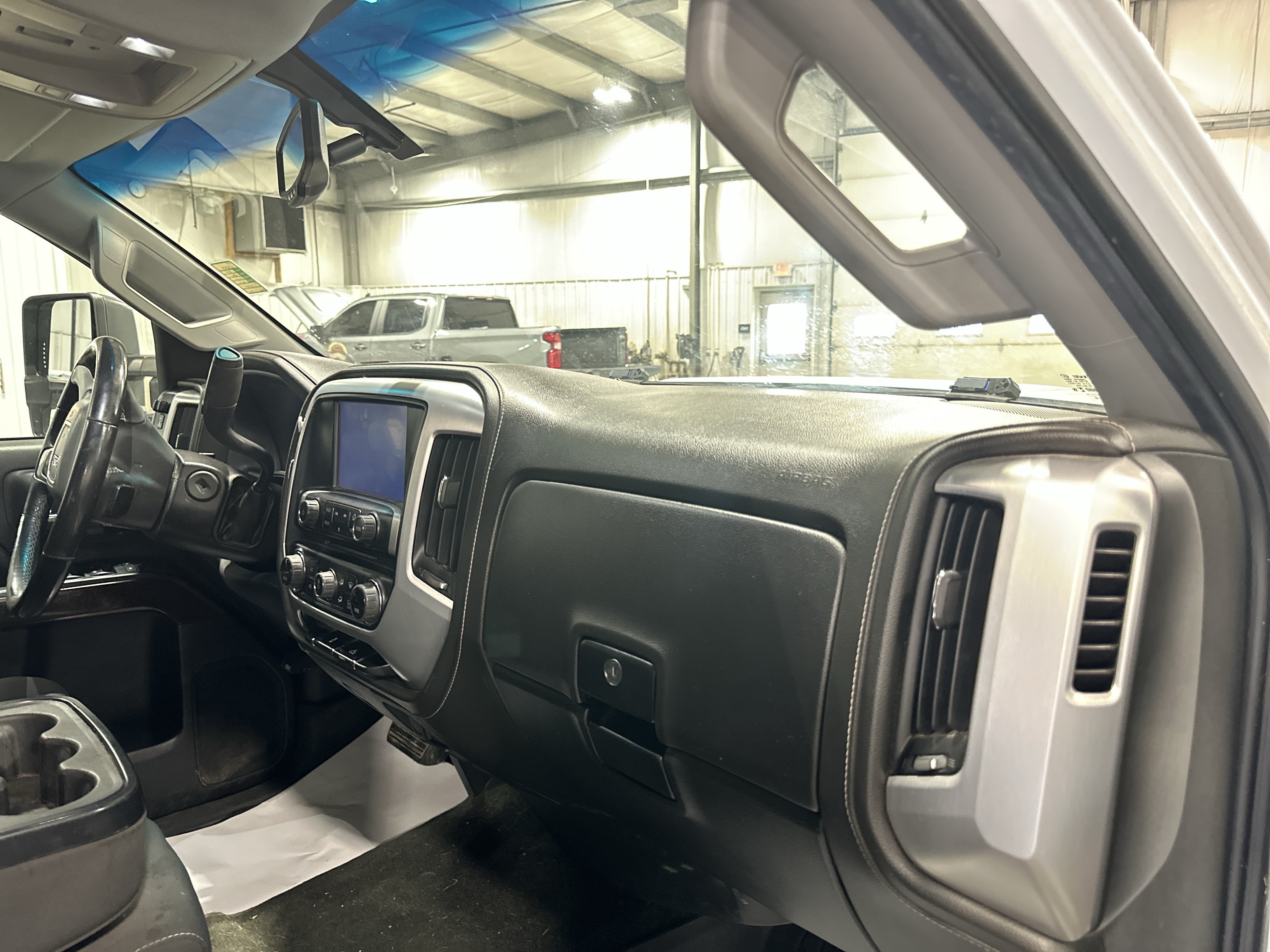 Used 2017 GMC Sierra 2500 SLE w/ HD SLE Preferred Plus Package AWD/4WD image 4